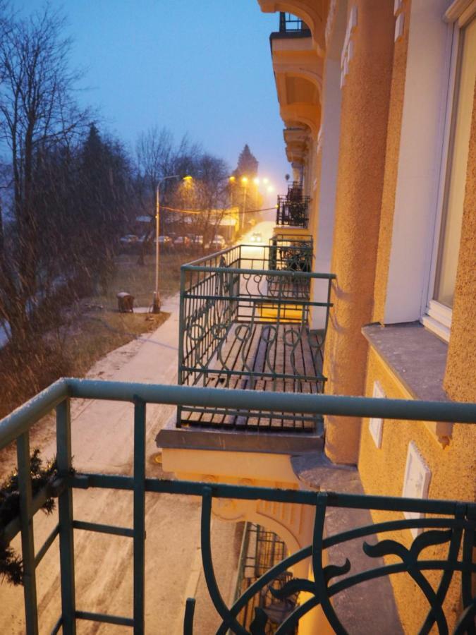 2 balconies above colonnade apartment Mariánské Lázně Exterior foto